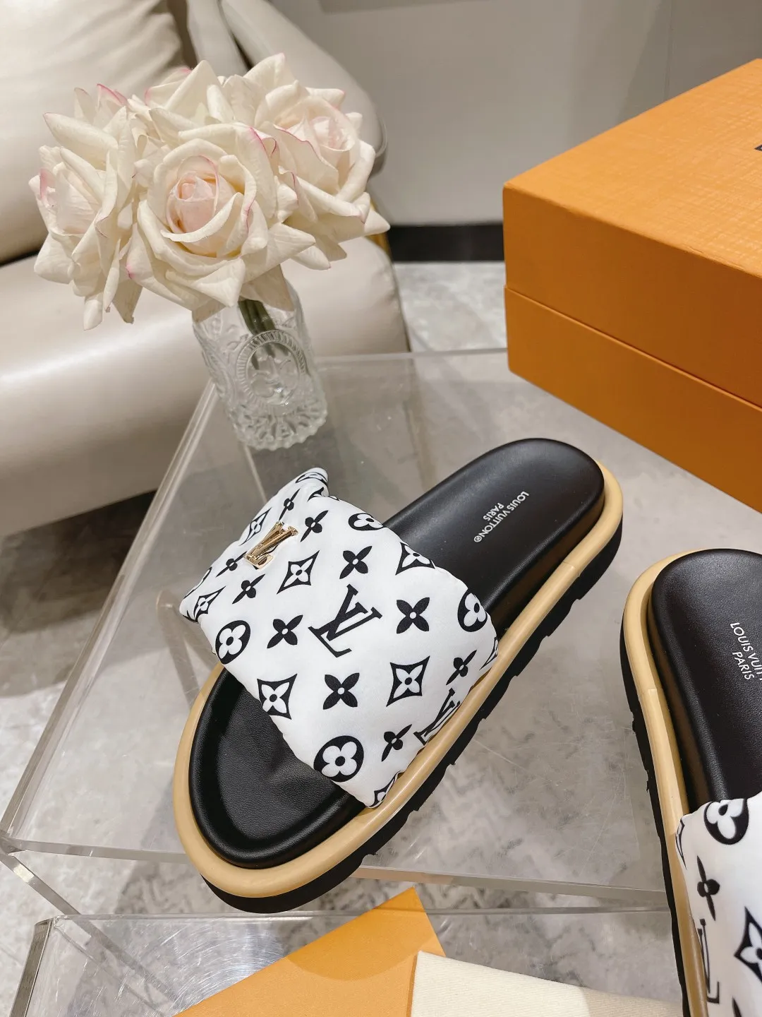 👟👟Ex-factory price 360👟👟 Lvjia brand | ²⁰²5 𝐬𝐬 💛2025 spring and summer latest popular Velcro series...Couple style thick-soled slippers, new rare products at the purchasing level💫 🍒This style is the favorite of celebrities🌟big internet celebrities. A simple and elegant sandal. A good style that you can't take your eyes off at a glance! The thick sole has the effect of increasing the height of the feet. It has the function of elongating the legs immediately. It is exquisite and low-key luxury✔️ No matter it is paired with skirts or trousers, it is super aura🛍 ━━━━━ ЅᏇєєt ━━━━━ ▪️Upper: LV old floral fabric ▪️Outsole: original molded outsole ▪️Shoe size: 35-45